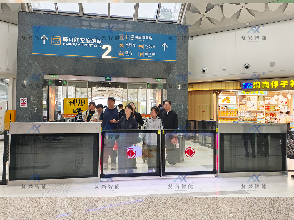 海南机场屏蔽门.jpg